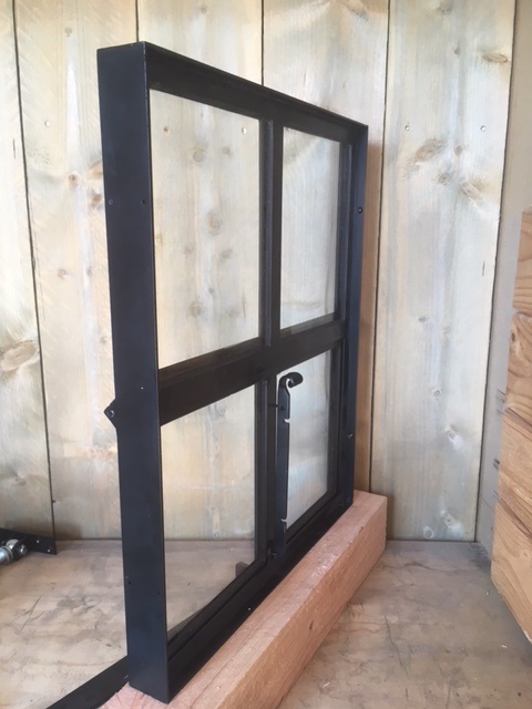 Cilia Vloeibaar Jonge dame Raam zwart staal met open venster. 5 x 50 x 60 cm. thermopane glas -  Boshoeve Hout en Bouwmaterialen Vroomshoop
